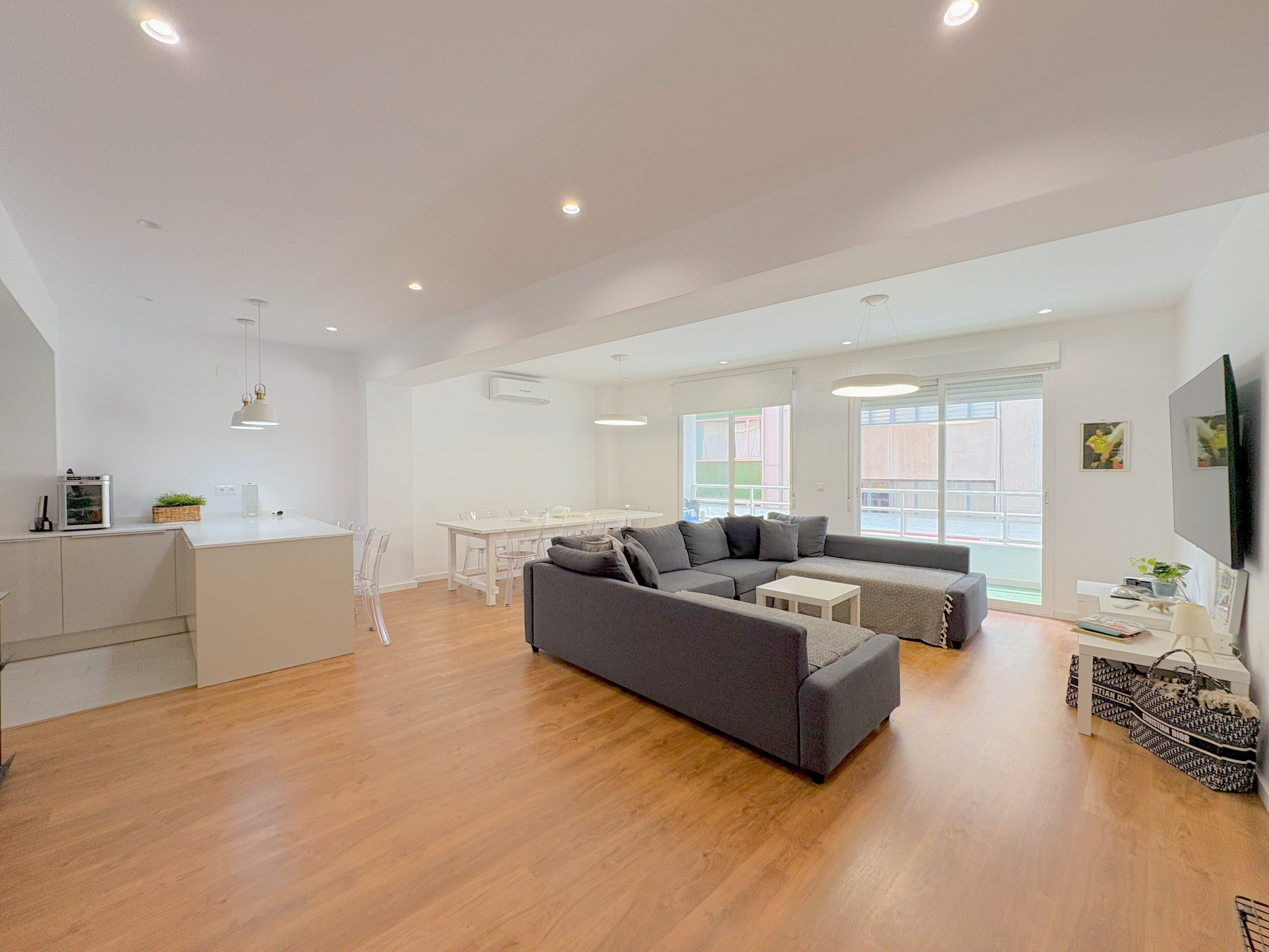 Spacious Renovated Apartment with Terrace in Central Alicante