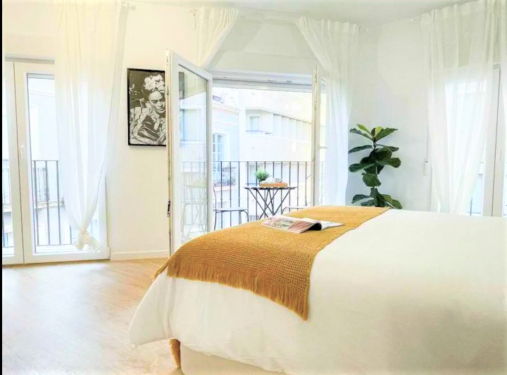 Newly renovated corner apartment in Alicante's old town