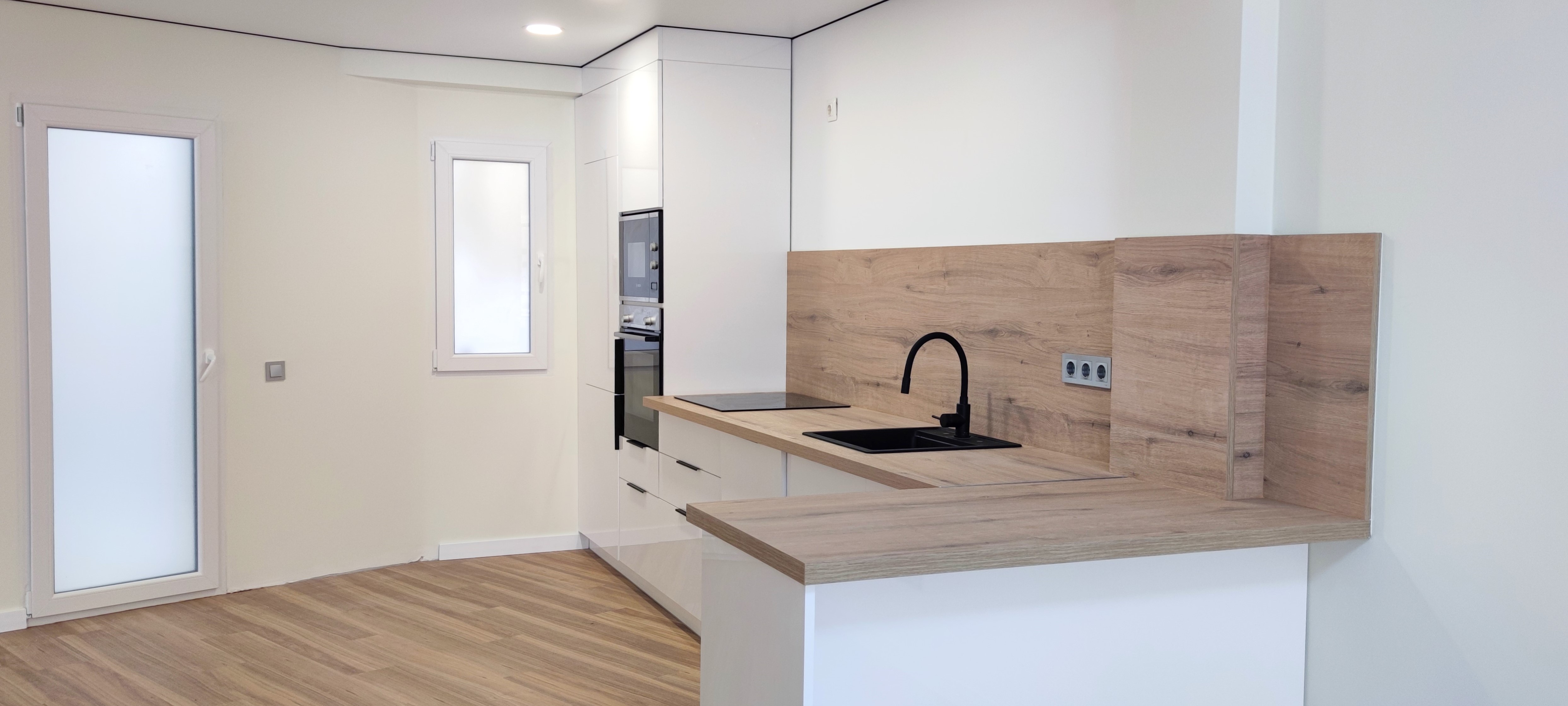 Luminous corner flat in the heart of Alicante